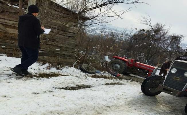 Tosya'da devrilen traktörün sürücüsü hayatını kaybetti