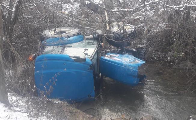 Traktörüyle uçuruma yuvarlanan dede hayatını kaybetti