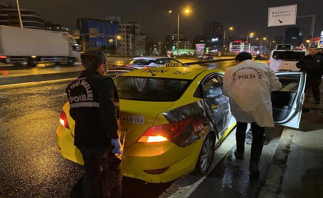 Yolcu taksi şoförünü silahla vurup kaçtı