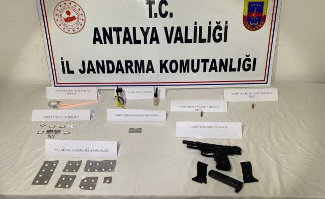 Yolcunun üzerinden tabanca ve uyuşturucu madde çıktı