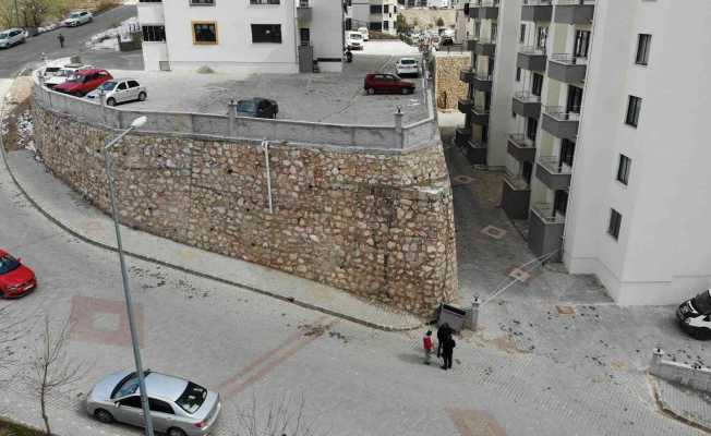 12 katlı binanın istinat duvarında oluşan çatlaklar endişelendirdi