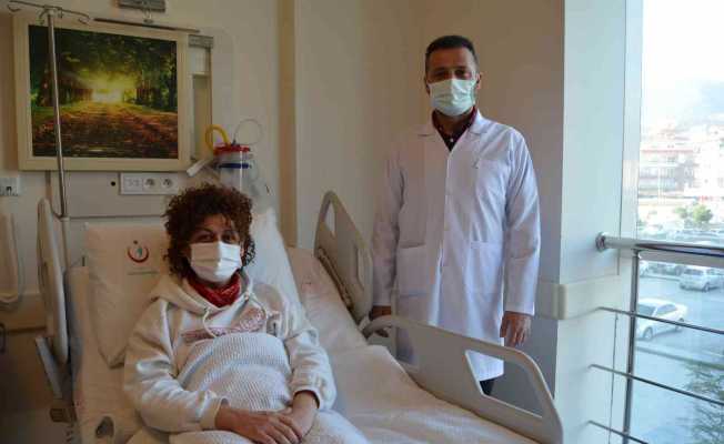 20 yıldır idrar yapmakta zorlanan kadına ağız mukozasından idrar yolu yapıldı