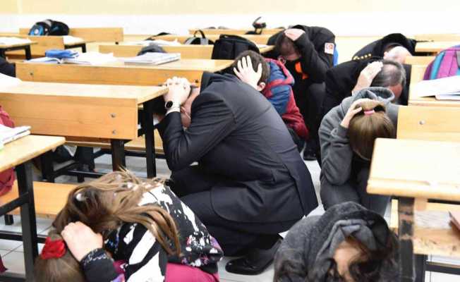 40 bin öğrenci ve öğretmen alarmın çalmasıyla sıranın altında girdi