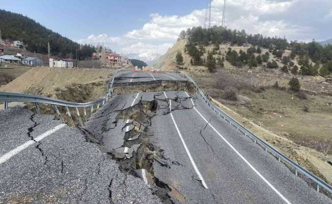 Adana’da asfalt yol çöktü