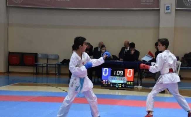 Afyonkarahisar’da karate grup müsabakaları başladı