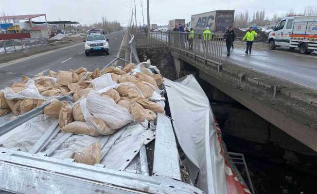 Ağrı’da iki köprü arasına düşen tırın şoförü ölümden döndü