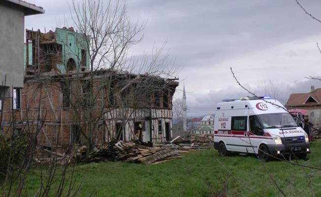 Ahşap evi yıkan işçiler duvarın altında kaldılar