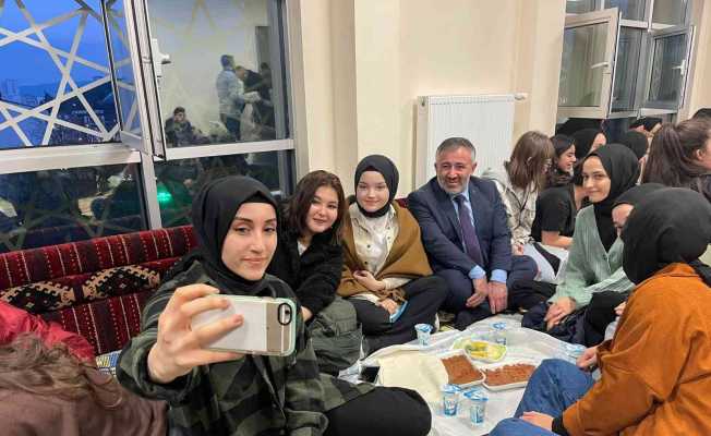 AK Parti yeni seçmenle bir araya geldi
