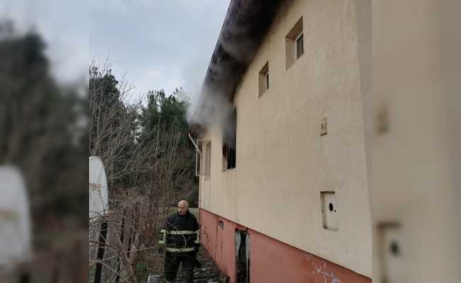 Alevler arasında kalmaktan son anda kurtuldu