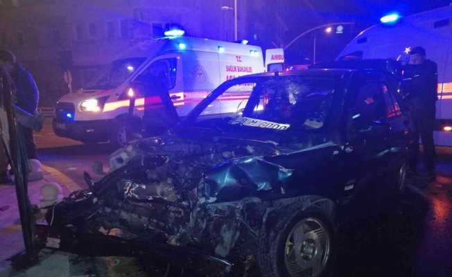 Alkollü sürücü belediye otobüsüne çarptı: 2 yaralı