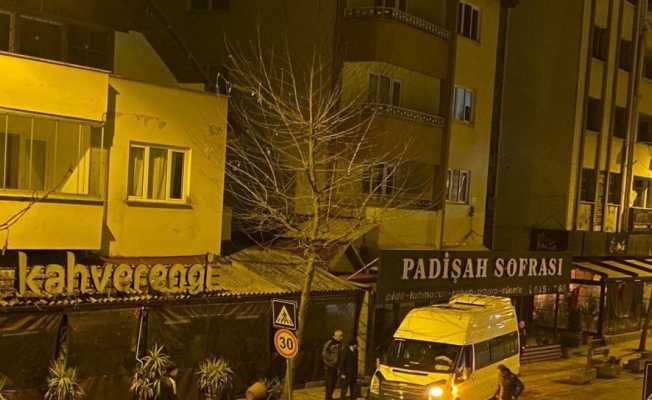 Alkollü sürücüyü kafeye girmekten beton saksılar ve direk durdurdu