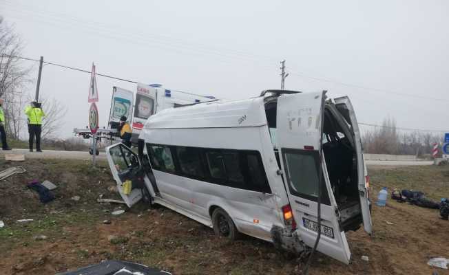 Amasya’da tarım işçilerini taşıyan minibüs devrildi: 17 yaralı