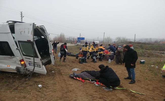 Amasya’da tarım işçilerini taşıyan minibüs devrildi: 17 yaralı