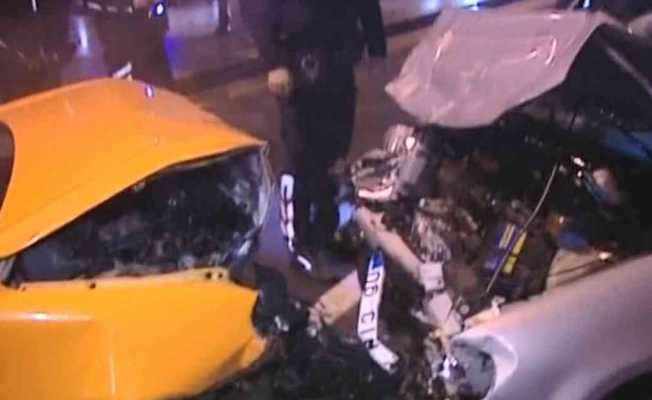 Ankara’da polisin "dur" ihtarına uymayan sürücü otomobille kafa kafaya çarpıştı: 1 yaralı