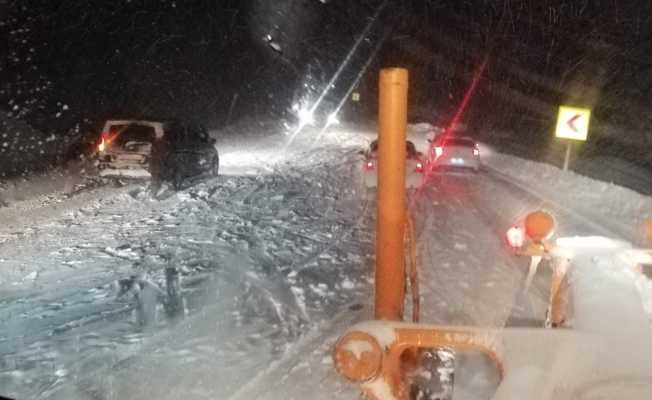 Antalya-Konya karayolu yoğun kar, tipi ve buzlanma nedeniyle tırların geçişine kapatıldı