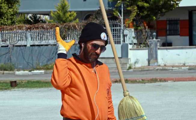 Antalya sokaklarının çılgın süpürgecisi