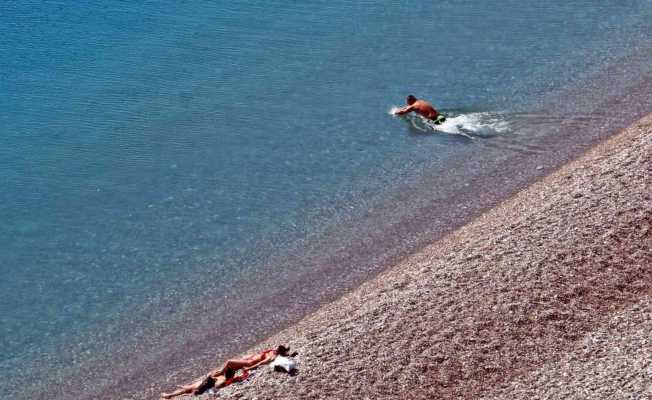 Antalya’da kar manzarası eşliğinde deniz ve güneş keyfi
