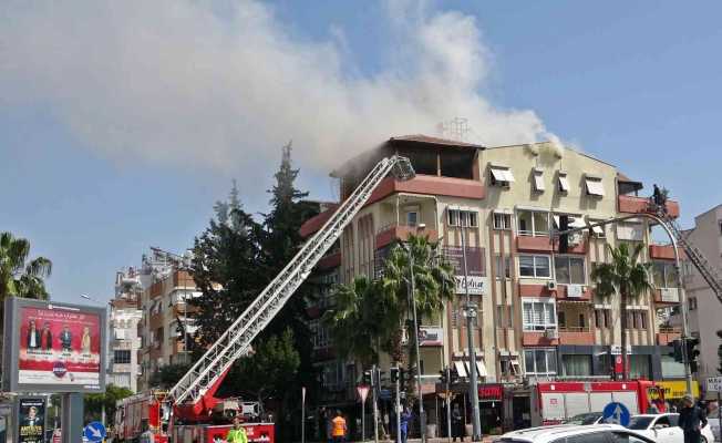 Antalya’da mahalleyi dumana boğan yangın