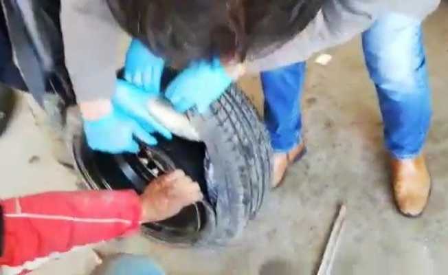 Araç lastiğinde uyuşturucu sevkiyatı yapanlar polisten kaçamadı