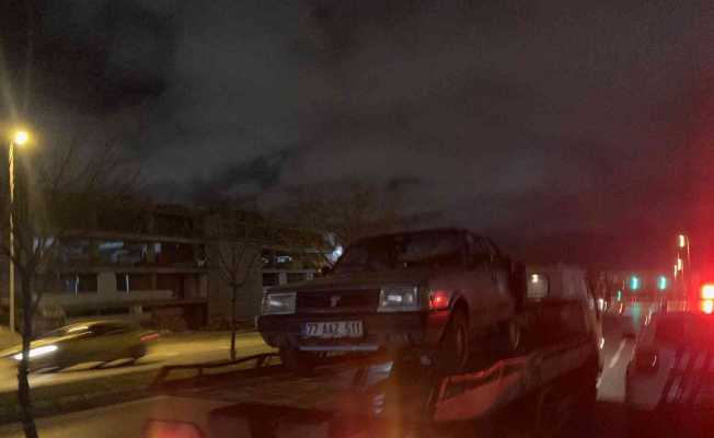 Araç önce park halindeki otomobile, sonra millet bahçesinin duvarına çarptı