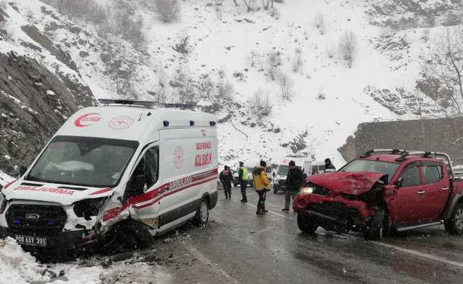 Artvin’de hasta taşıyan ambulans kaza yaptı: 2 yaralı