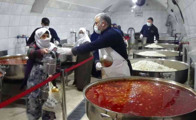 Aşevinde Ramazan yoğunluğu