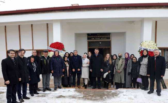 Aşık Veysel kabri başında anıldı