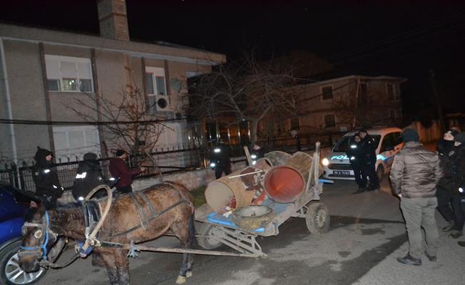 At arabalı hırsızlar 2 ton çelik boruyla bekçilere yakalandı