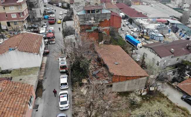 Ataşehir’de 2 katlı evin çatısı çöktü