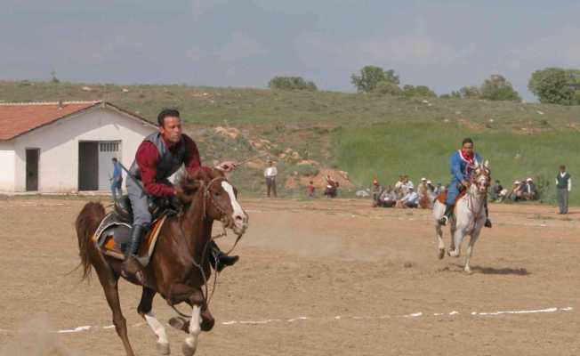 Atlar çarpışında ciritçi genç ağır yaralandı