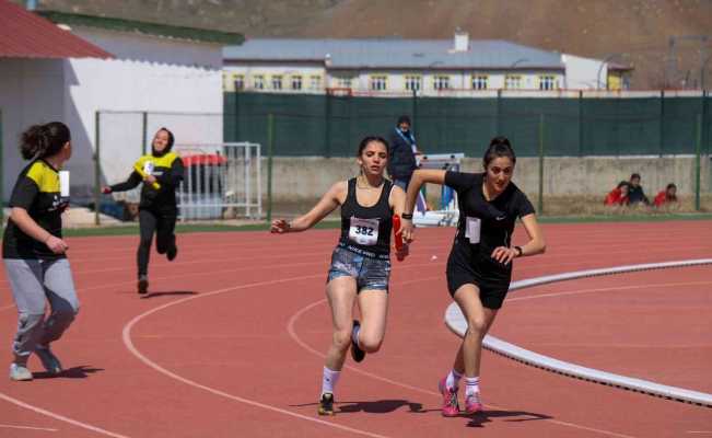 Atletizm yarışları nefes kesti