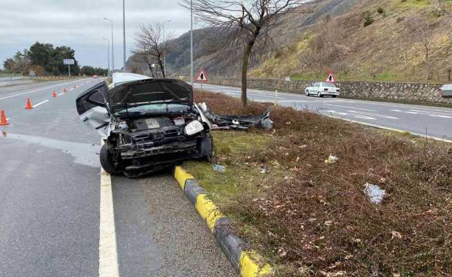 Aydınlatma direğine çarpan otomobil kağıt gibi ikiye katlandı