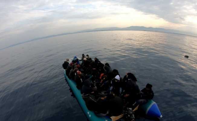 Ayvalık’ta 60 göçmen kurtarıldı
