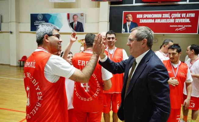 Ayvalık’ta Başkan Ergin’den down sendromlu çocuklara sürpriz