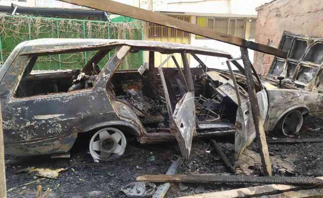 Bağcılar’da park halindeki otomobil alev alev yandı