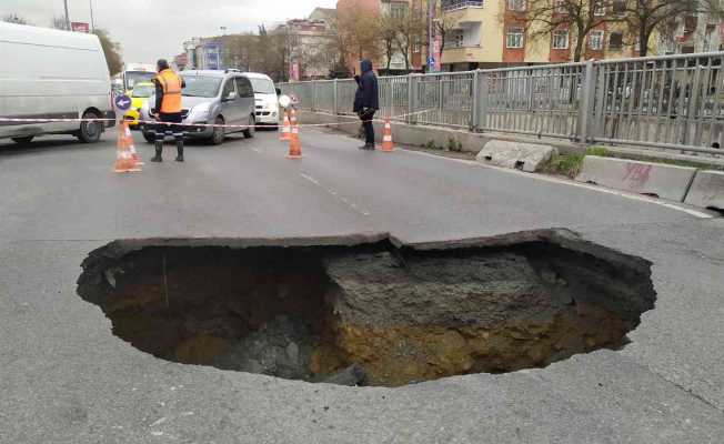 Bağcılar’da yol çöktü, 3 metrelik çukur oluştu