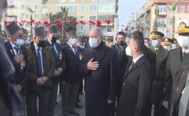 Bakan Akar, "Çanakkale Geçilmez" yazan altın madalyalı Türk bayrağını törenle göndere çekti