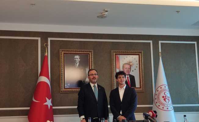 Bakan Kasapoğlu, Formula 2 pilotu Cem Bölükbaşı’nı kabul etti