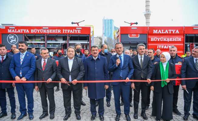 Bakan Özer, Malatya Büyükşehir Belediyesini ziyaret etti