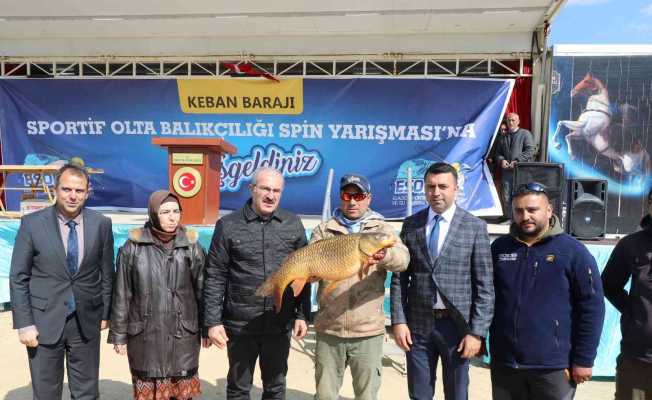 Balıkçılar en büyük balığı yakalamak için yarıştı