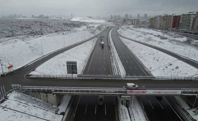 Başakşehir Kuzey Marmara Otoyolu’ndaki kar havadan görüntülendi