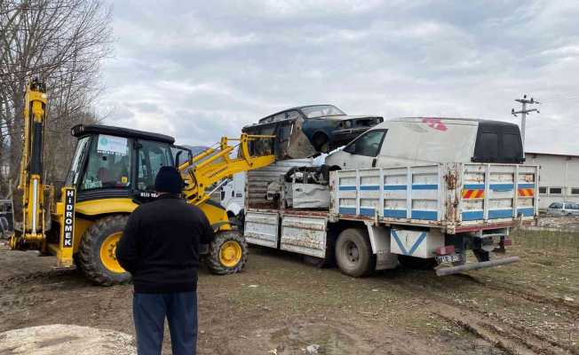 Başiskele’de hurda araçlar toplanıyor