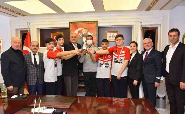 Başkan Bakkalcıoğlu’ndan dart şampiyonlarına  ödül