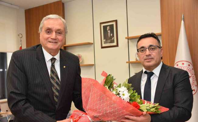Başkan Bakkalcıoğlu’ndan sağlık çalışanlarına çiçekli kutlama