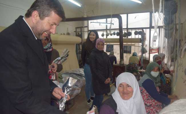 Başkan Demirci, Dünya Kadınlar Günü’nü karanfillerle kutladı
