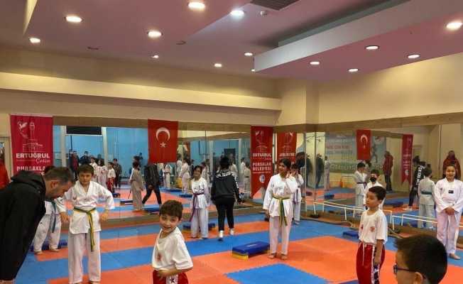 Başkan Ertuğrul Çetin tekvandocuları selamladı
