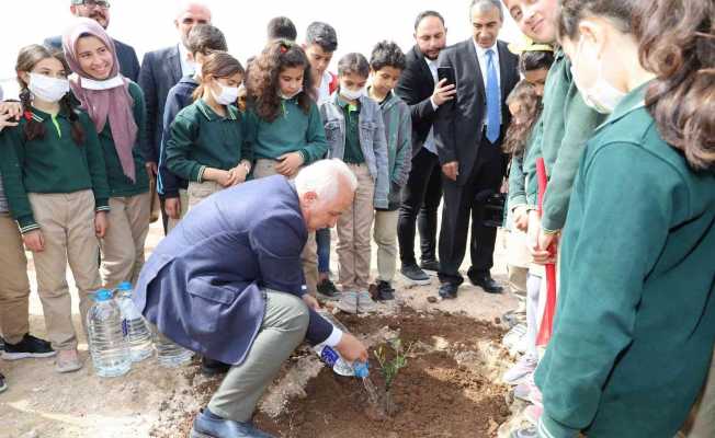 Başkan Gültak, ‘Her Çocuk Bir Fidan’ etkinliğinde çocuklarla birlikte fidan dikti