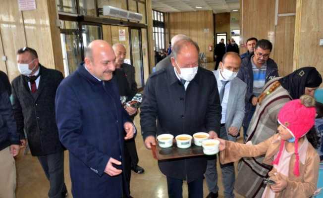 Başkan Oprukçu yolda kalan vatandaşlara çorba ikram etti