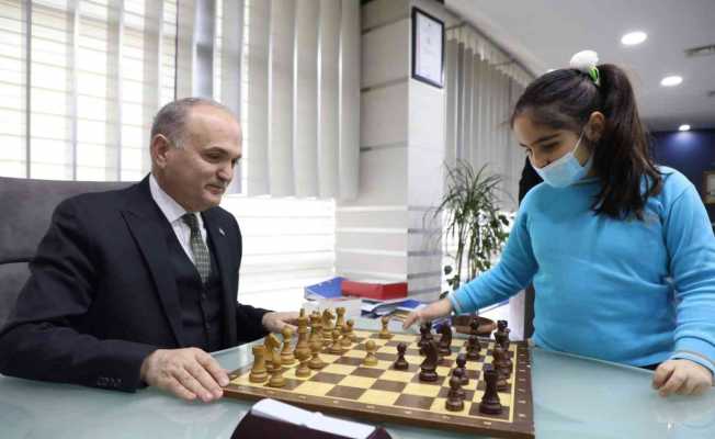 Başkan Özlü çocuklarla satranç oynadı