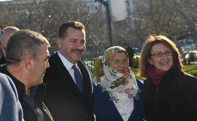 Başkan Yılmaz, Erdek’te sıkılmadık el bırakmadı